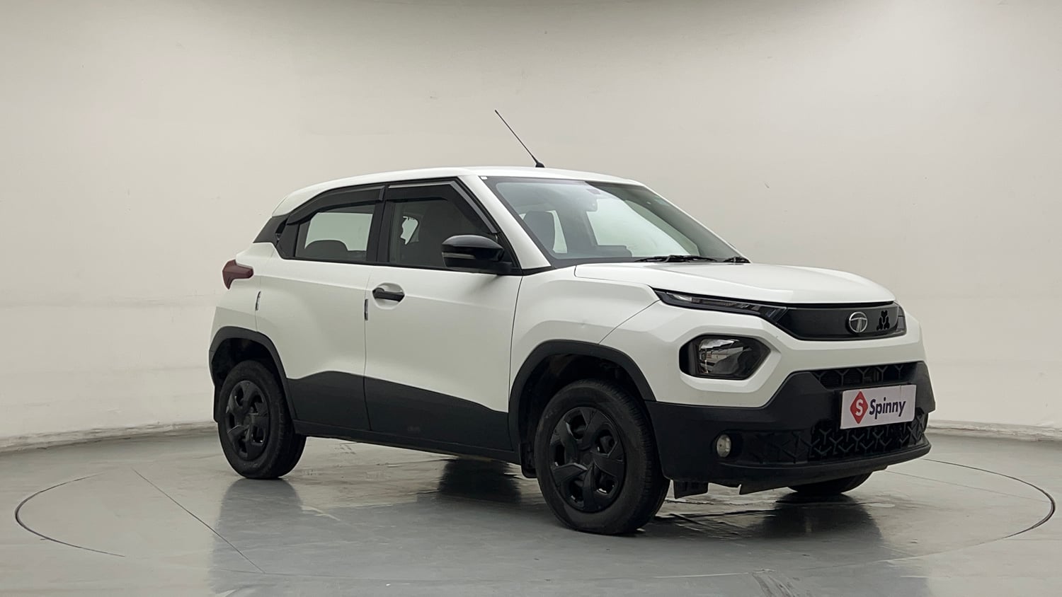 Used 2023 Tata Punch Pure MT Petrol Manual exterior RIGHT FRONT CORNER VIEW