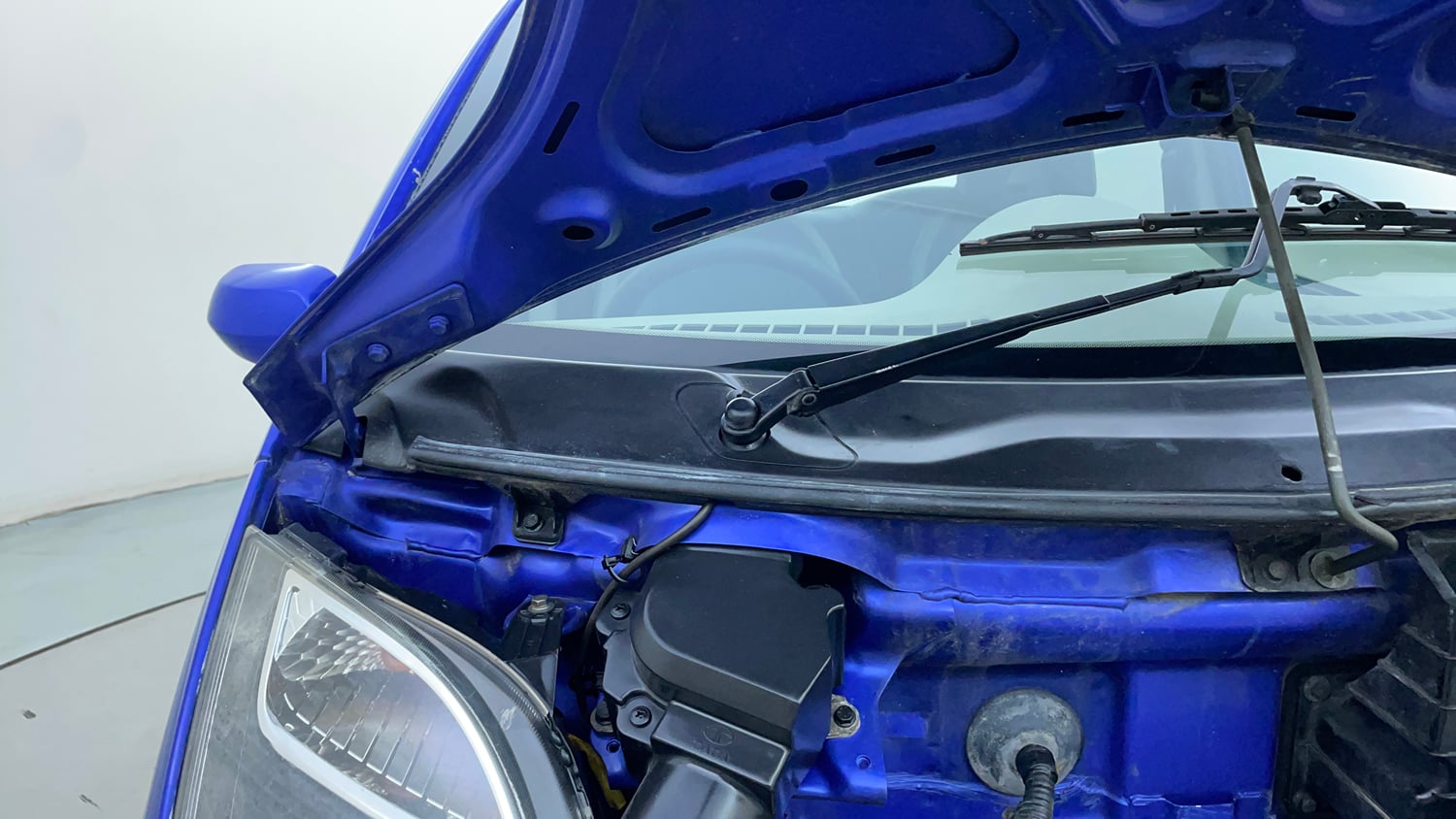 Used 2016 Tata Nano Twist XTA Petrol Automatic engine ENGINE RIGHT SIDE HINGE & APRON VIEW