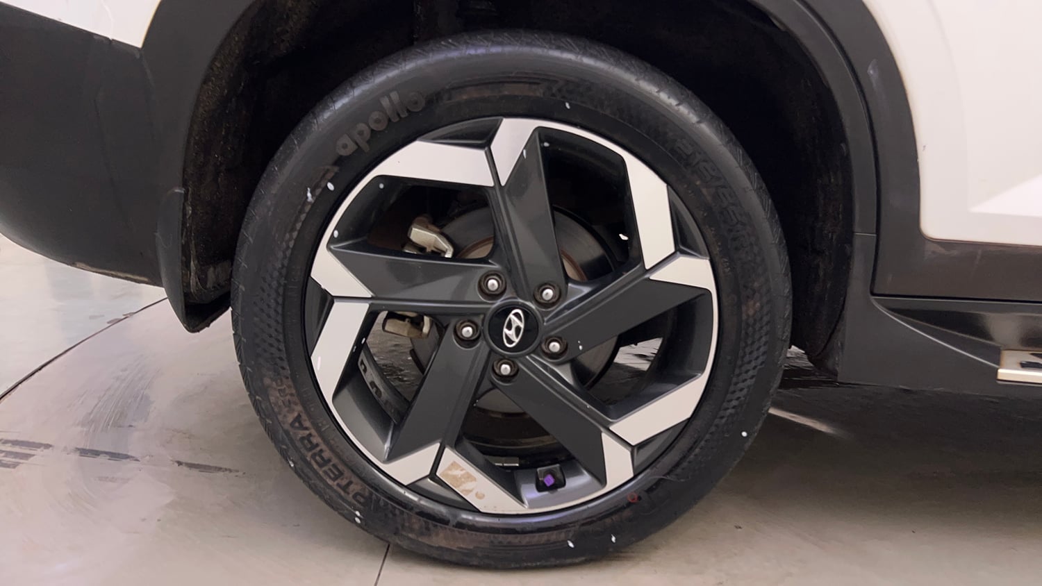 Used 2022 Hyundai Alcazar Signature (O) 6 STR 1.5 Diesel AT Diesel Automatic tyres RIGHT REAR TYRE RIM VIEW