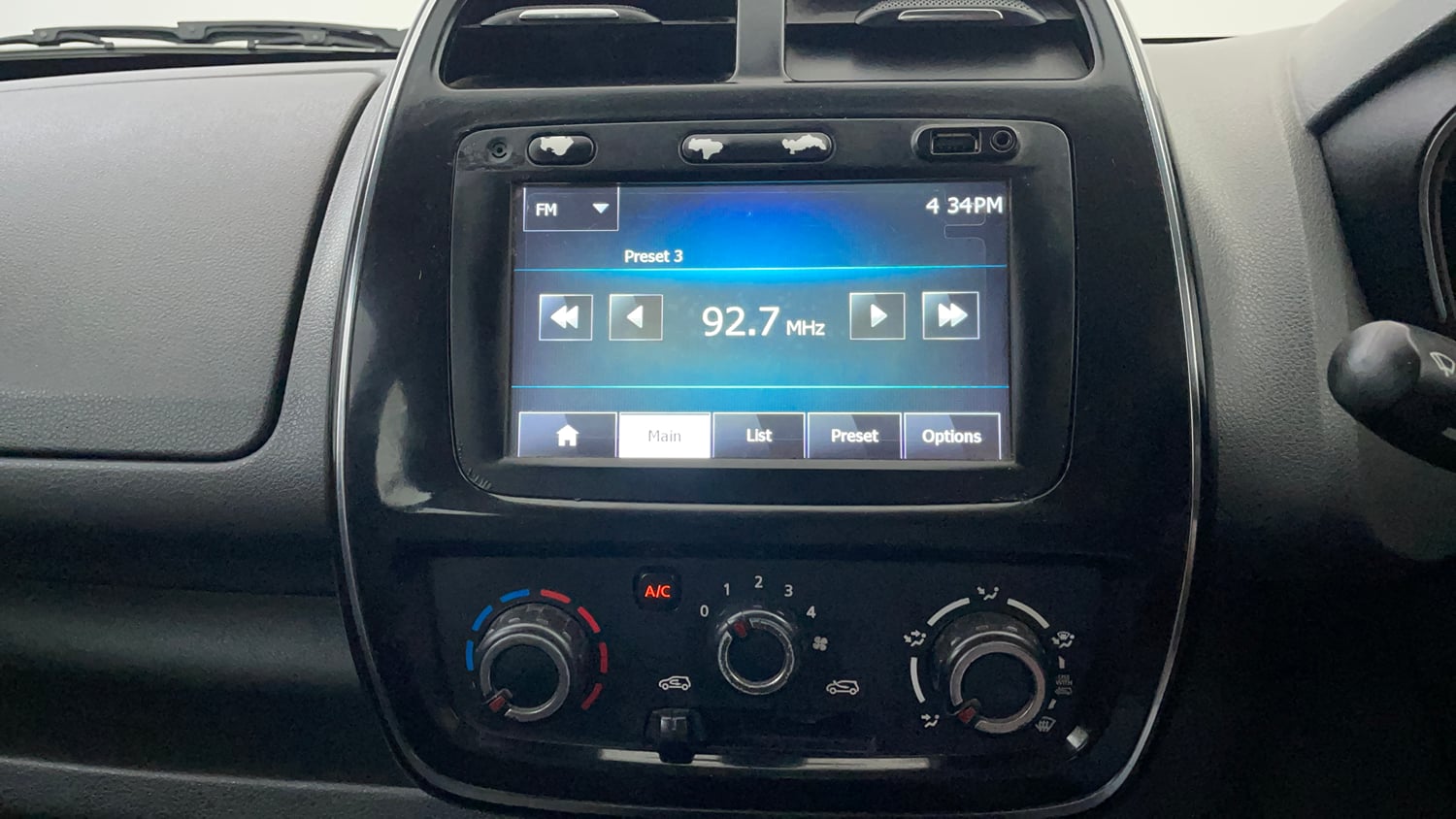 Used 2015 Renault Kwid RXT Petrol Manual interior MUSIC SYSTEM & AC CONTROL VIEW