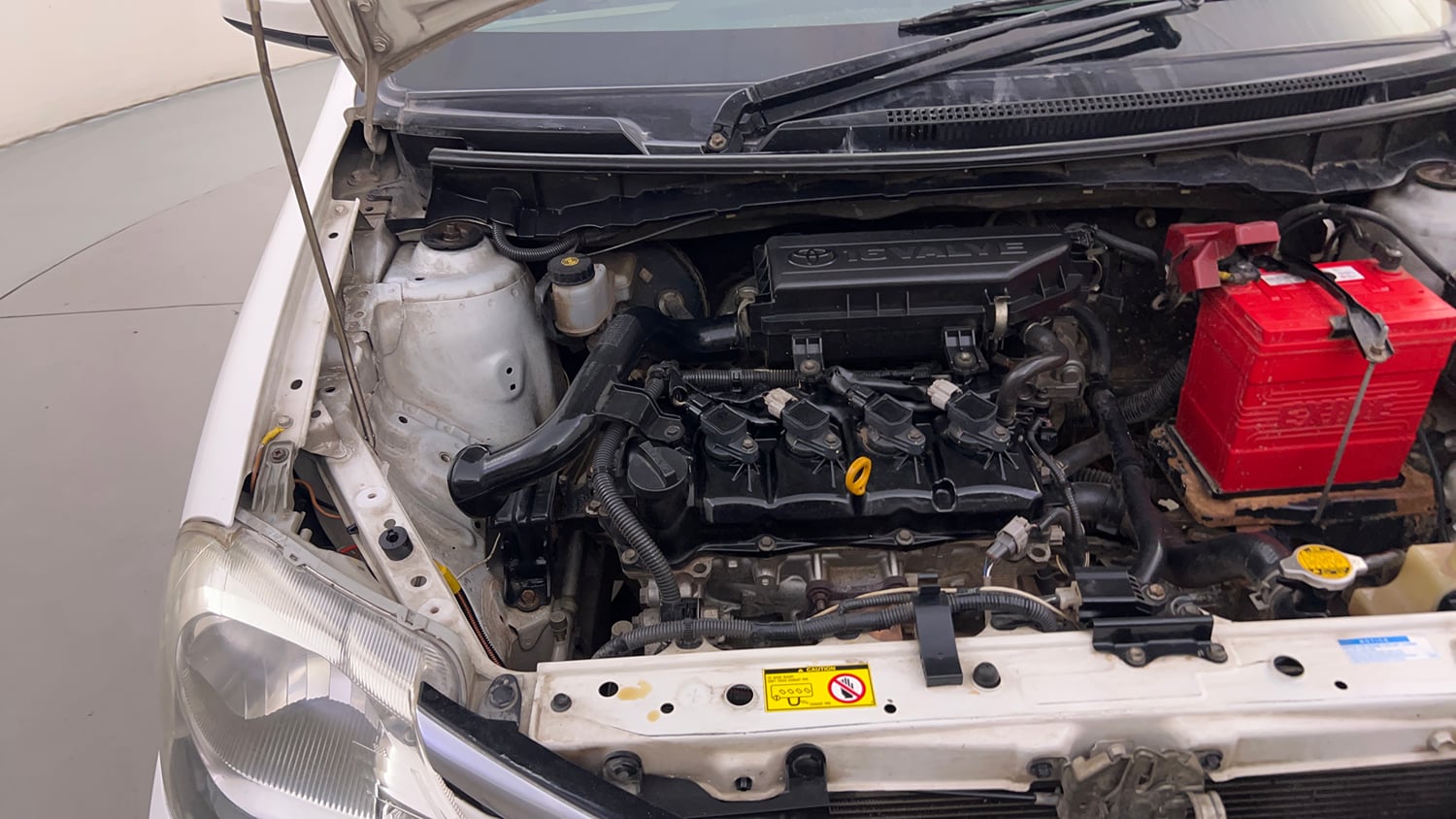 Used 2014 Toyota Etios G Petrol Manual engine ENGINE RIGHT SIDE HINGE & APRON VIEW