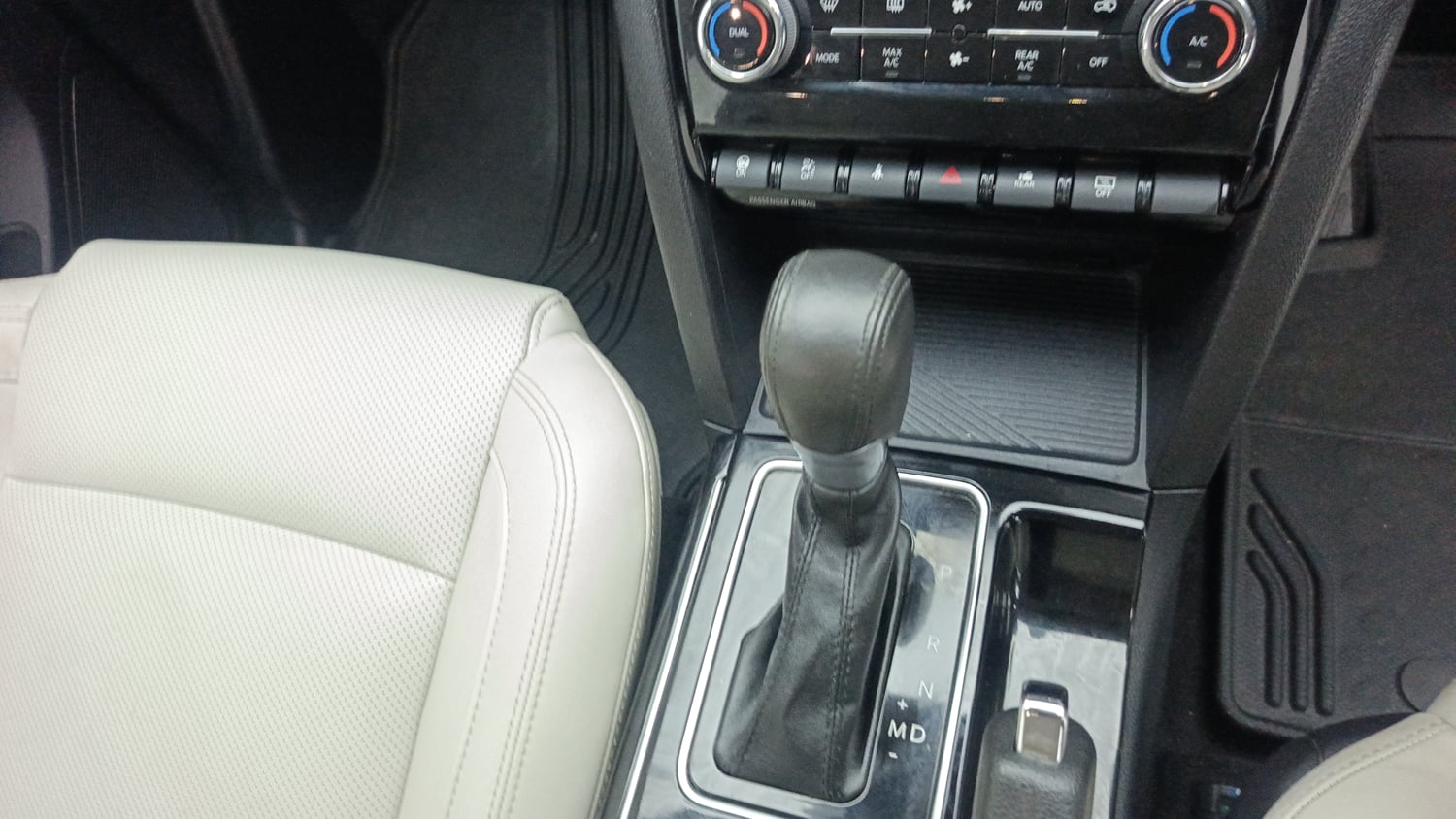 Used 2022 Mahindra XUV700 AX 7 Petrol AT 7 STR Petrol Automatic interior GEAR  KNOB VIEW