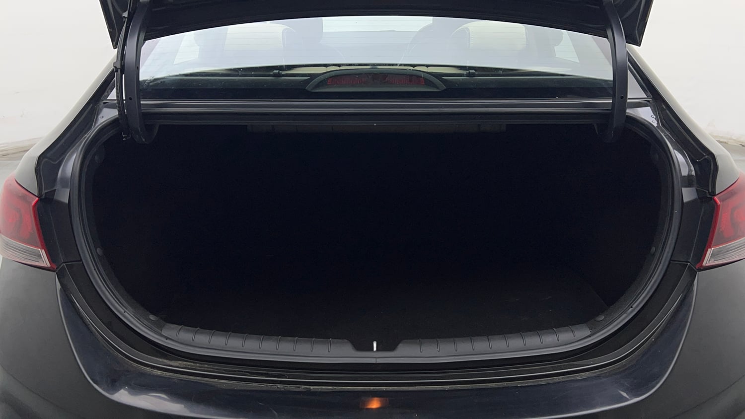 Used 2018 Hyundai Verna SX (O) 1.6 VTVT AT Petrol Automatic interior DICKY INSIDE VIEW