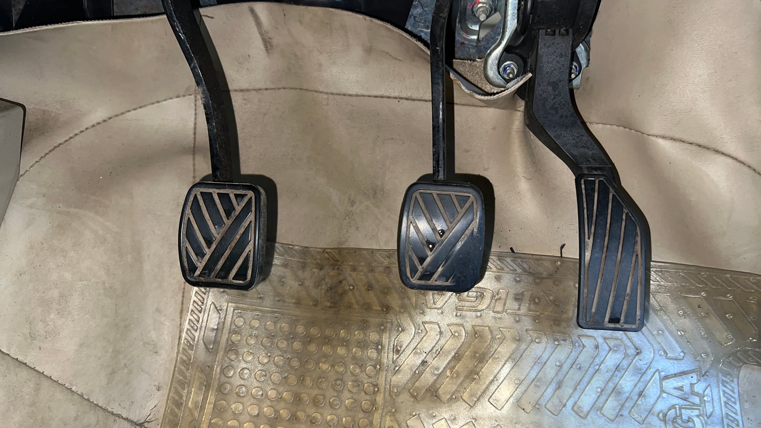 Used 2015 Maruti Suzuki Ertiga Vxi Petrol Manual interior PEDALS VIEW