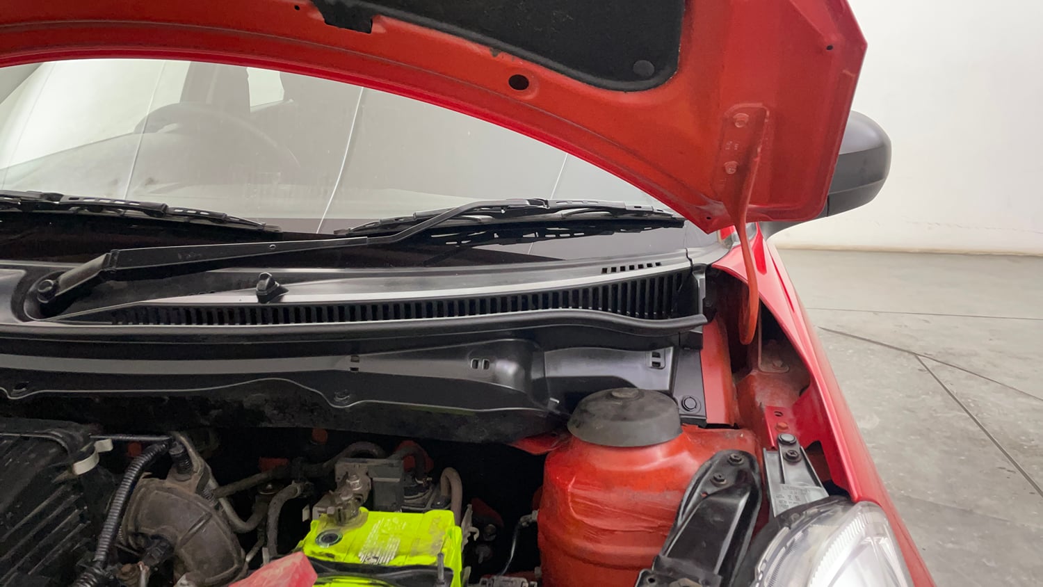 Used 2017 Maruti Suzuki Swift Lxi ABS (O) Petrol Manual engine ENGINE LEFT SIDE HINGE & APRON VIEW