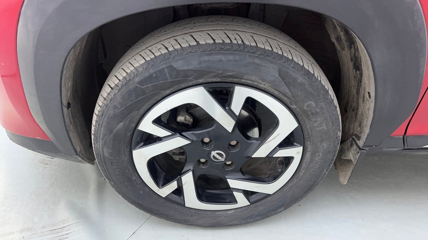 Used 2024 Nissan Magnite XV Premium Turbo CVT Dual Tone Petrol Automatic tyres LEFT FRONT TYRE RIM VIEW