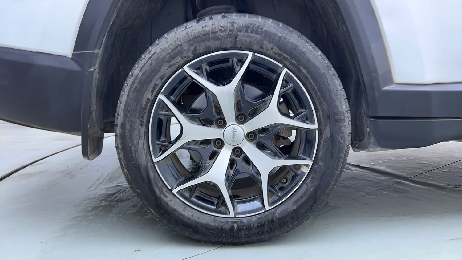 Used 2022 Jeep Meridian Limited (O) 4X2 AT Diesel Automatic tyres RIGHT REAR TYRE RIM VIEW