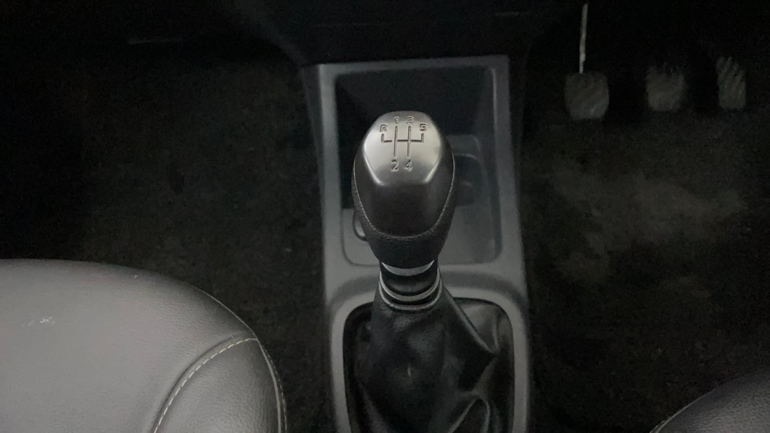 Used 2015 Renault Kwid RXT Petrol Manual interior GEAR  KNOB VIEW