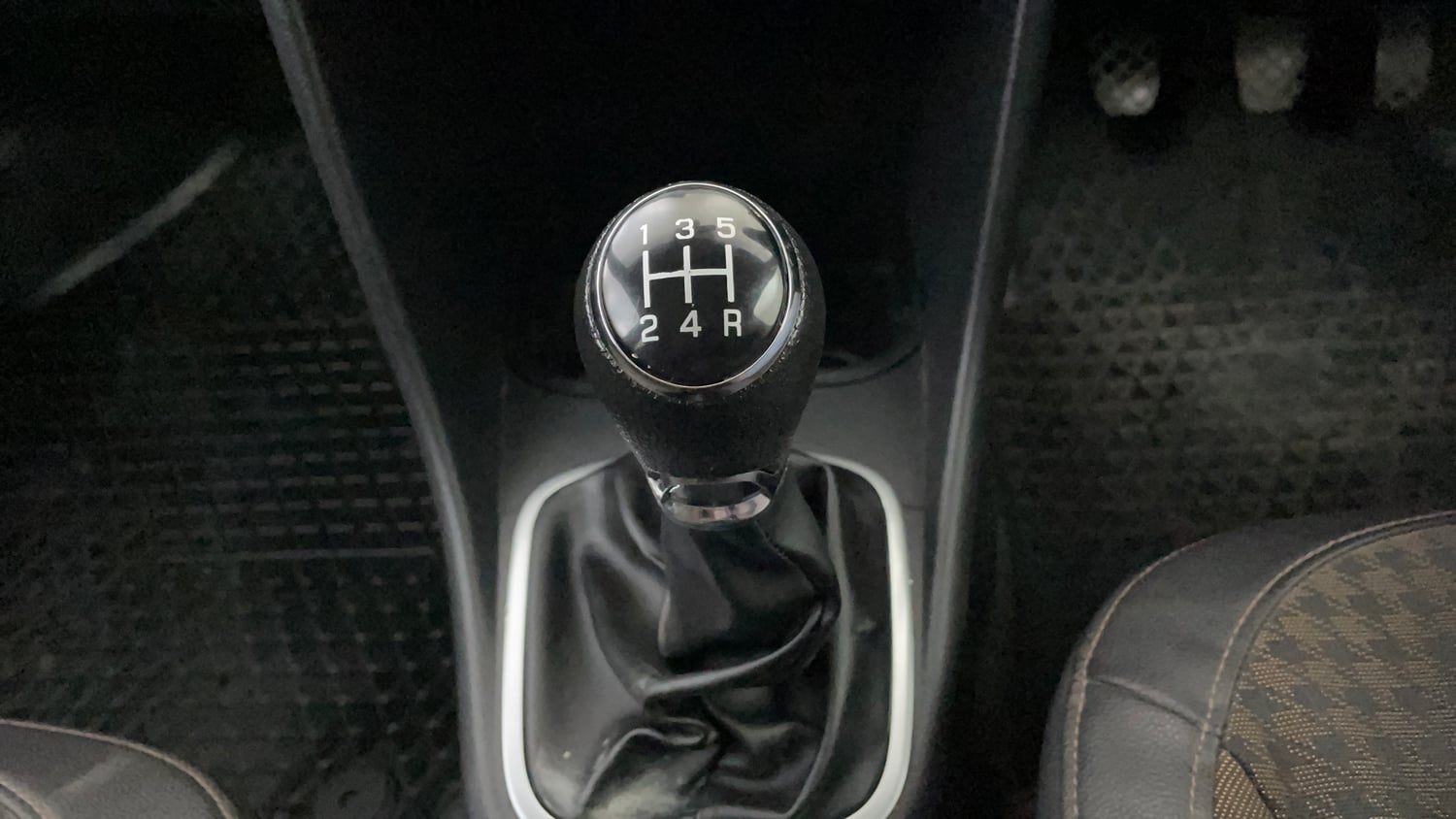 Used 2018 Volkswagen Polo Highline Plus 1.0 (P) 16 Alloy Petrol Manual interior GEAR  KNOB VIEW