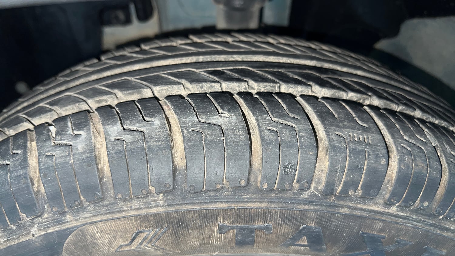 Used 2020 Renault Kwid RXL Petrol Manual tyres LEFT FRONT TYRE TREAD VIEW