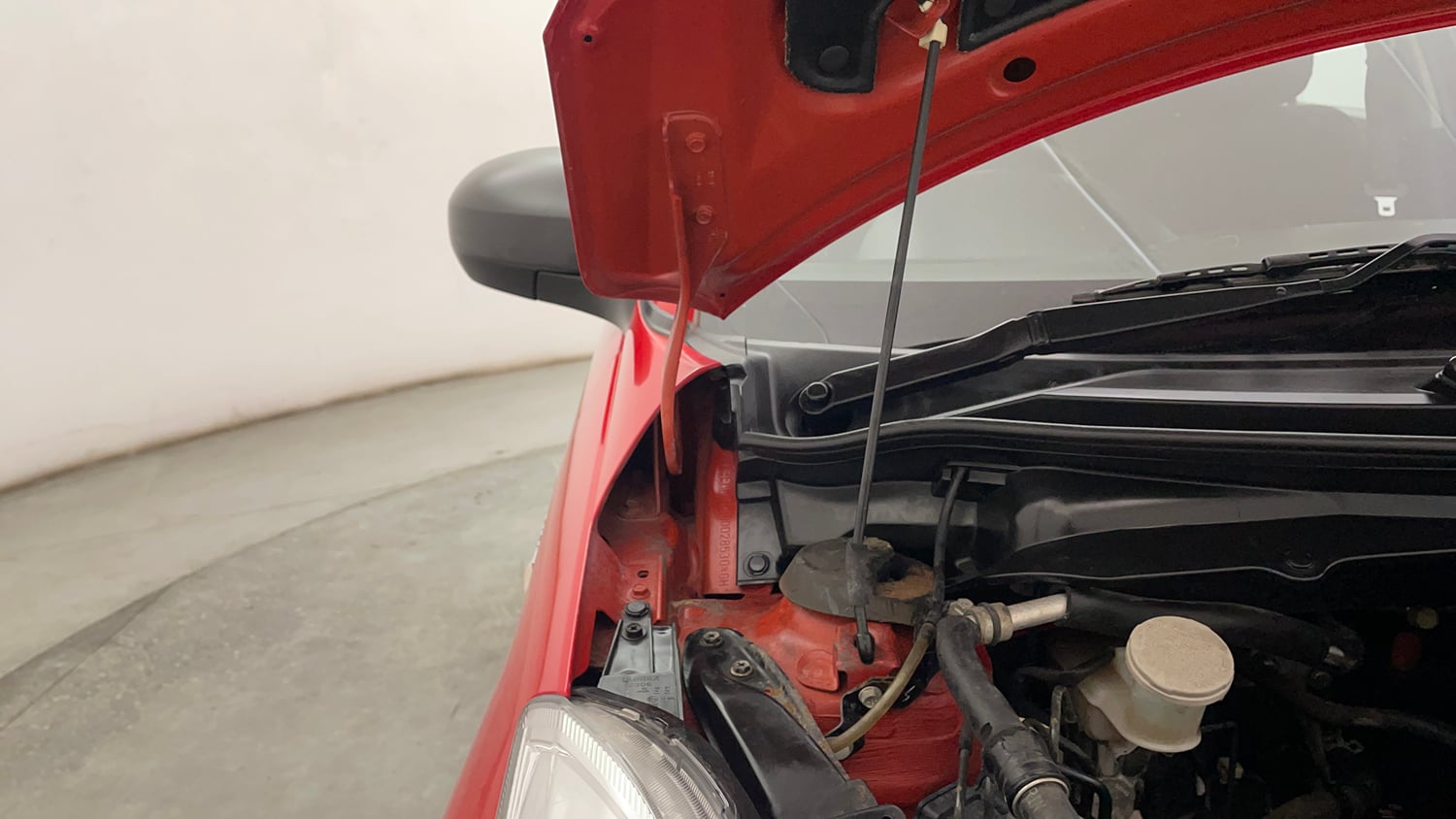 Used 2017 Maruti Suzuki Swift Lxi ABS (O) Petrol Manual engine ENGINE RIGHT SIDE HINGE & APRON VIEW