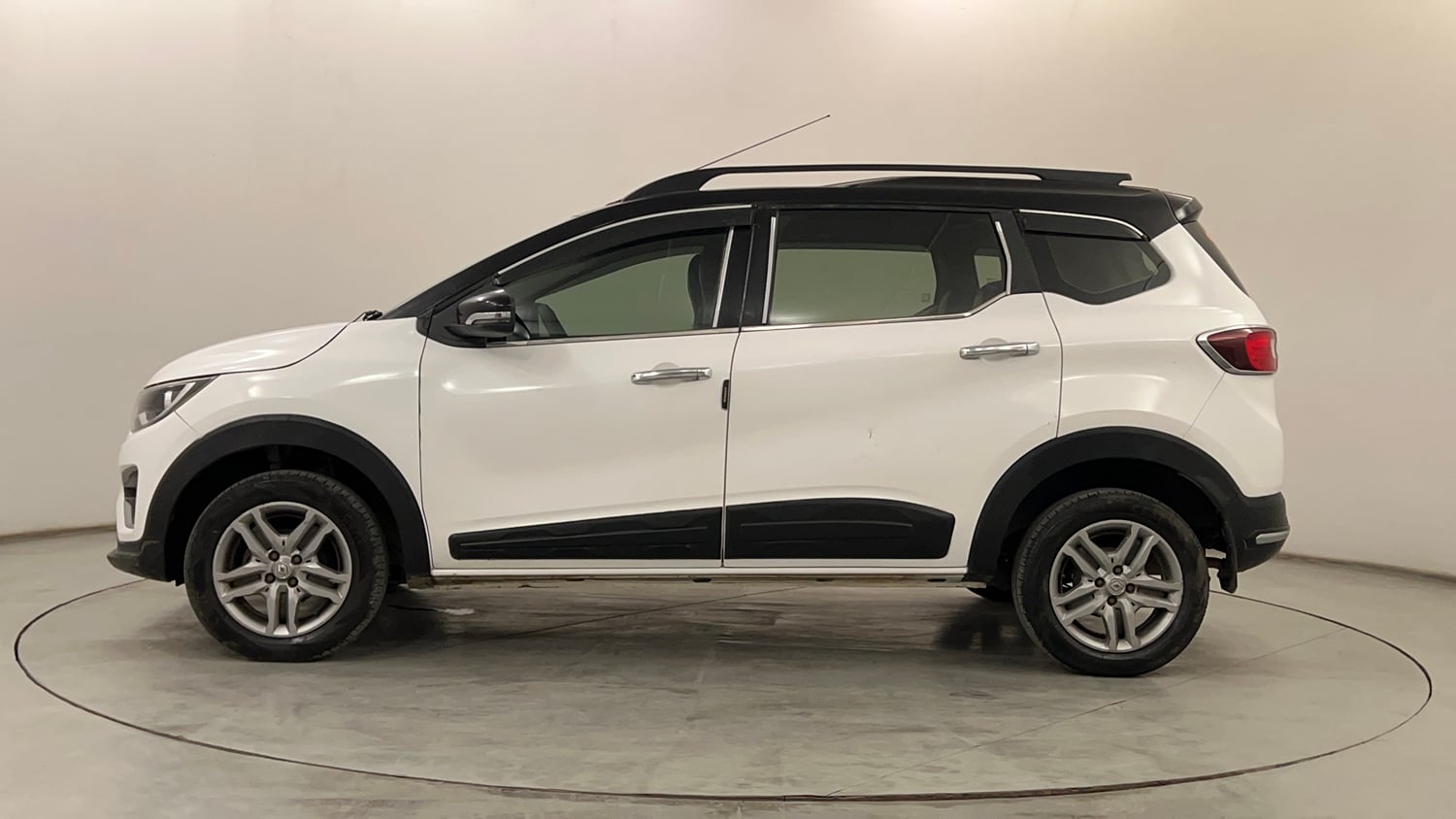 Used 2022 Renault Triber RXZ Petrol Manual exterior LEFT SIDE VIEW