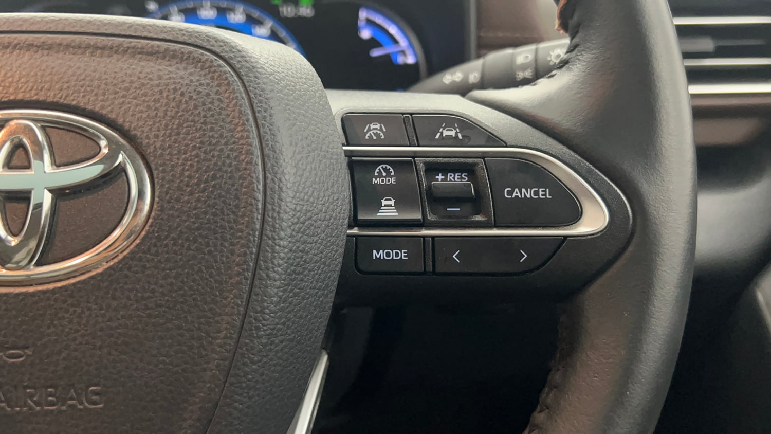 Used 2024 Toyota Innova Hycross ZX Hybrid 7 STR Hybrid Automatic top_features Cruise control