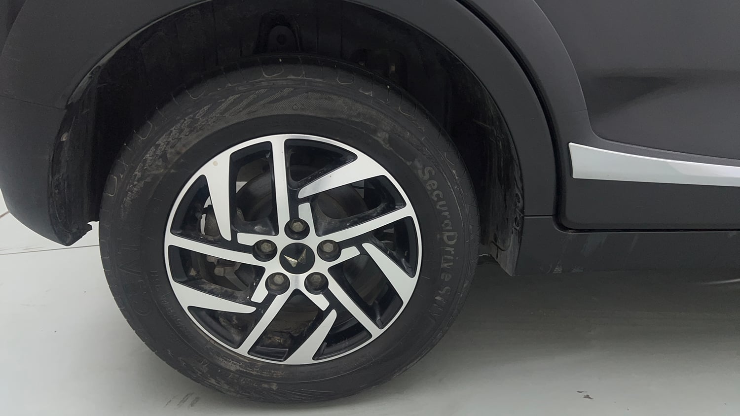 Used 2024 Mahindra XUV 3XO AX5 1.2 Petrol Petrol Manual tyres RIGHT REAR TYRE RIM VIEW