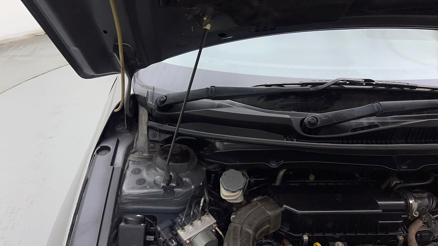 Used 2019 Maruti Suzuki Ciaz Sigma Hybrid 1.5 Petrol Manual engine ENGINE RIGHT SIDE HINGE & APRON VIEW