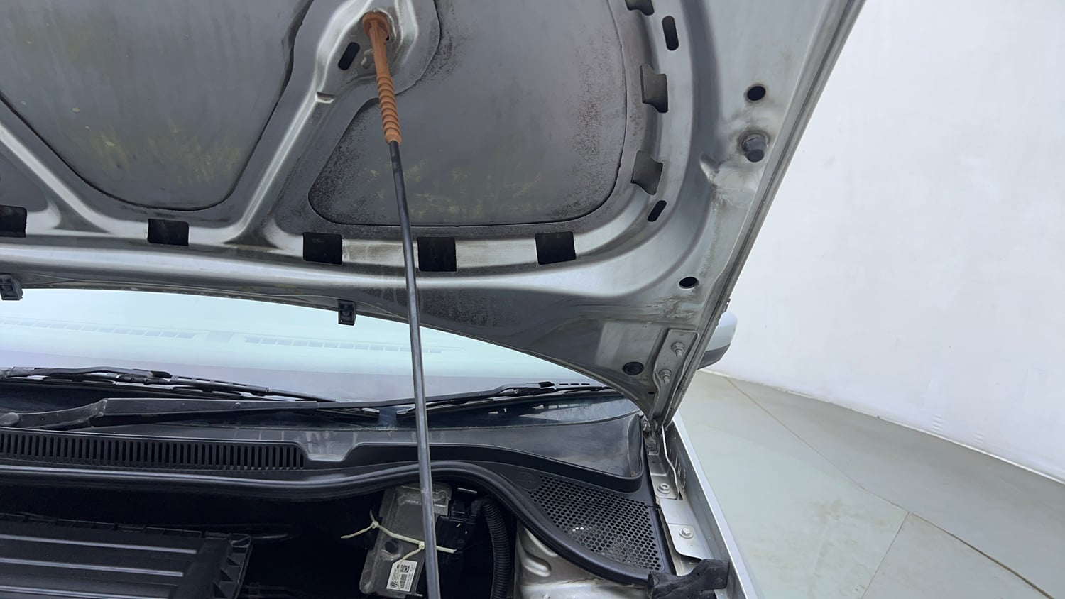 Used 2014 Volkswagen Vento Highline Petrol Petrol Manual engine ENGINE LEFT SIDE HINGE & APRON VIEW