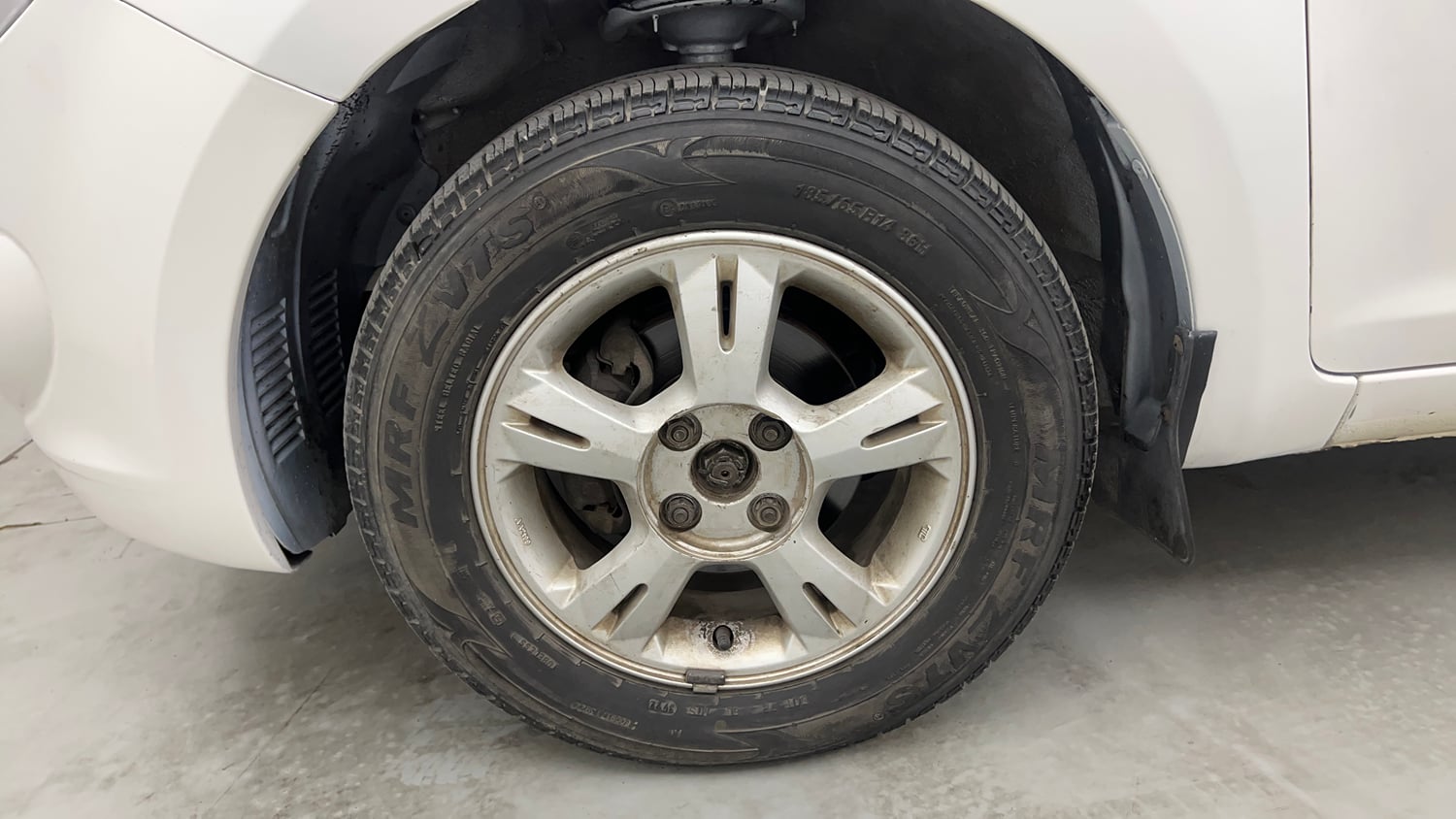 Used 2012 Hyundai i20 Sportz 1.2 BS-IV Petrol Manual tyres LEFT FRONT TYRE RIM VIEW