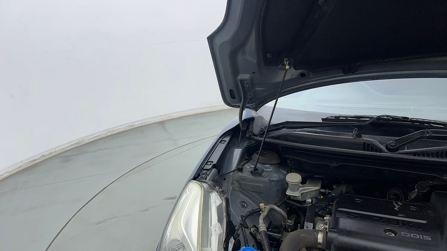 Used 2018 Maruti Suzuki Baleno Delta 1.3 Diesel Manual engine ENGINE RIGHT SIDE HINGE & APRON VIEW