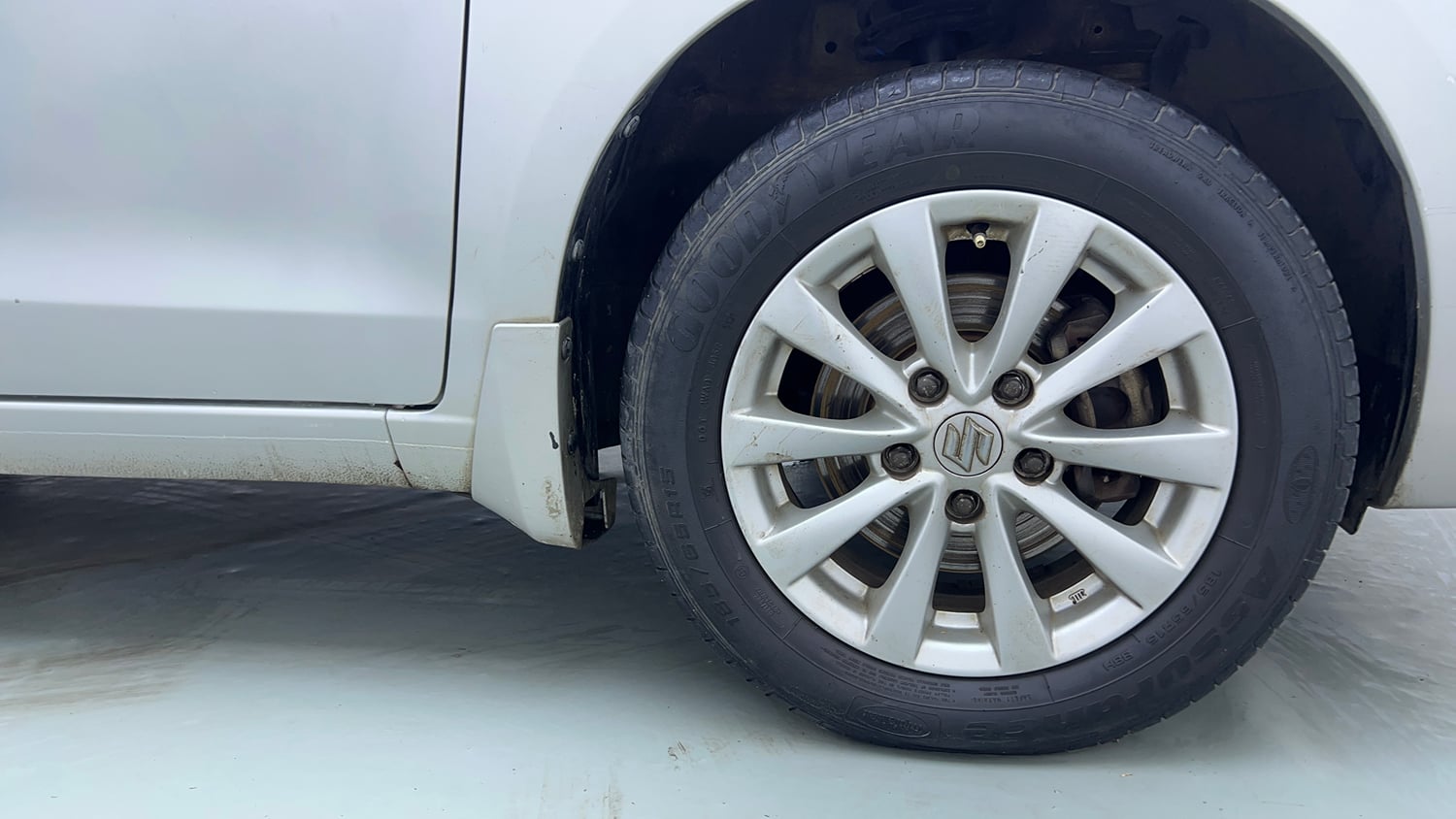 Used 2015 Maruti Suzuki Ertiga ZXi Petrol Manual tyres RIGHT FRONT TYRE RIM VIEW