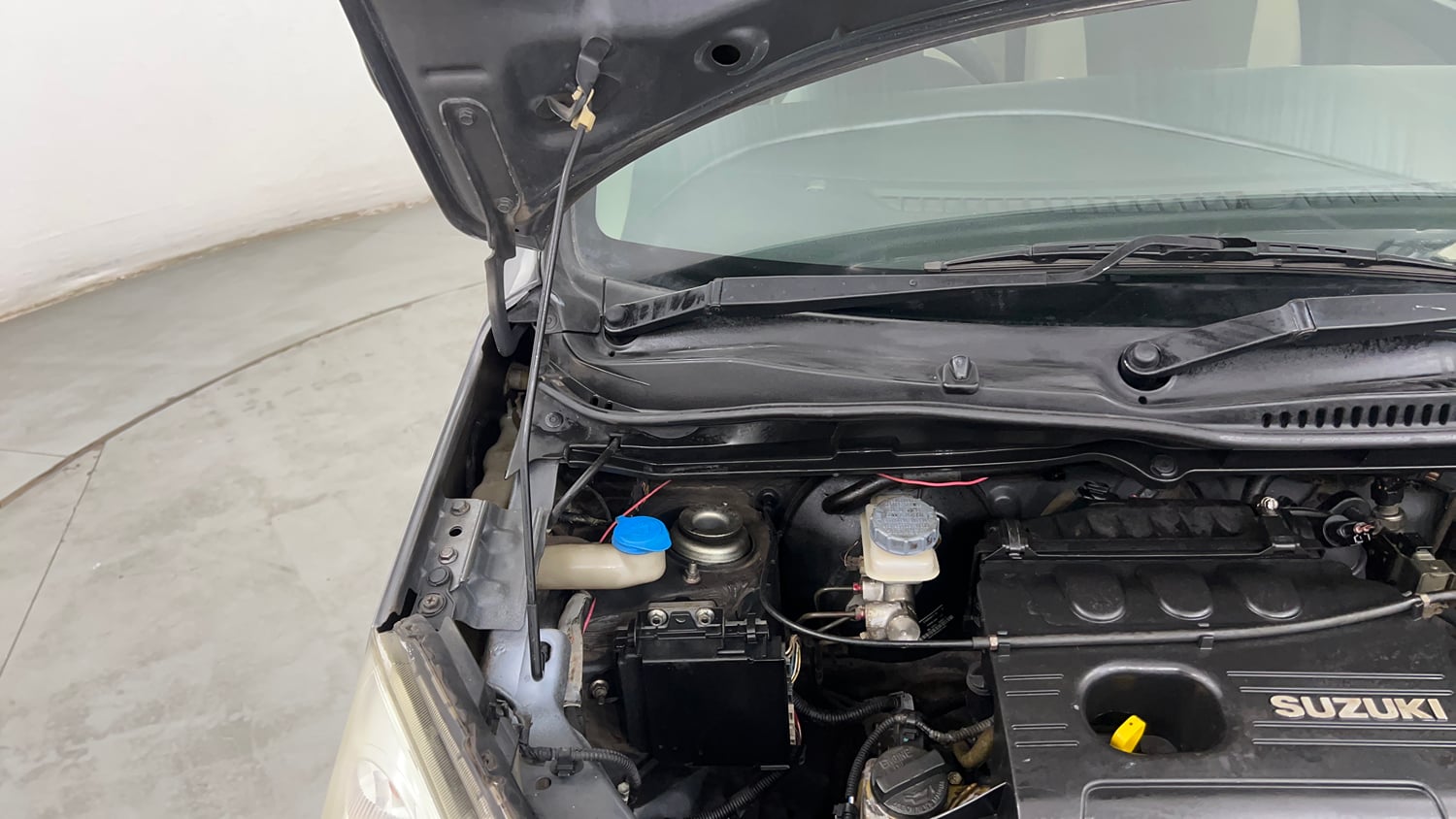 Used 2013 Maruti Suzuki Wagon R LXI CNG Cng Manual engine ENGINE RIGHT SIDE HINGE & APRON VIEW