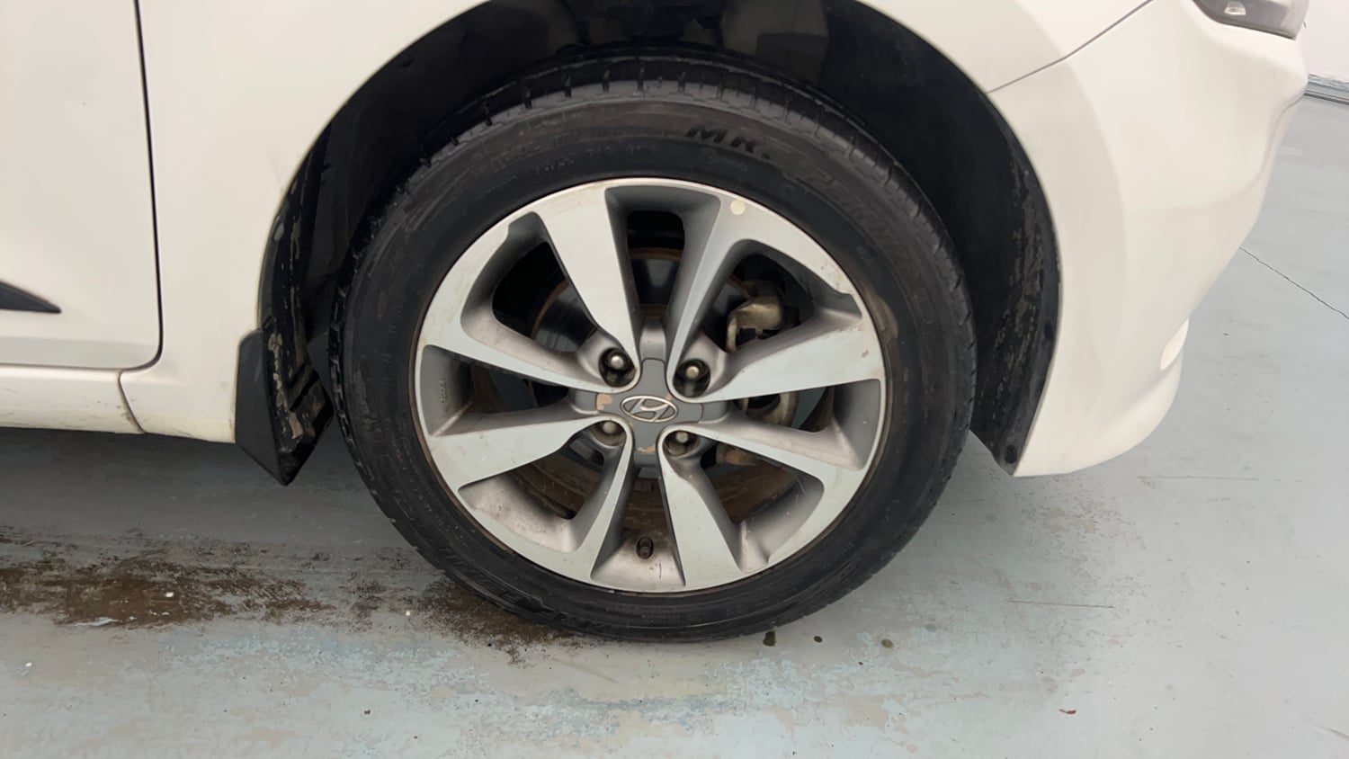 Used 2016 Hyundai Elite i20 Asta 1.2 Petrol Manual tyres RIGHT FRONT TYRE RIM VIEW