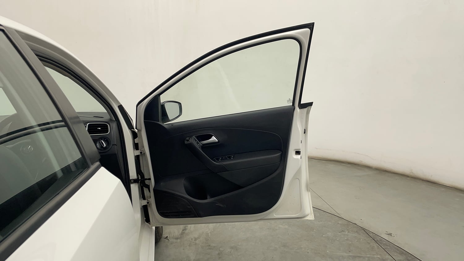 Used 2018 Volkswagen Polo Highline Plus 1.0 (P) 16 Alloy Petrol Manual interior RIGHT FRONT DOOR OPEN VIEW