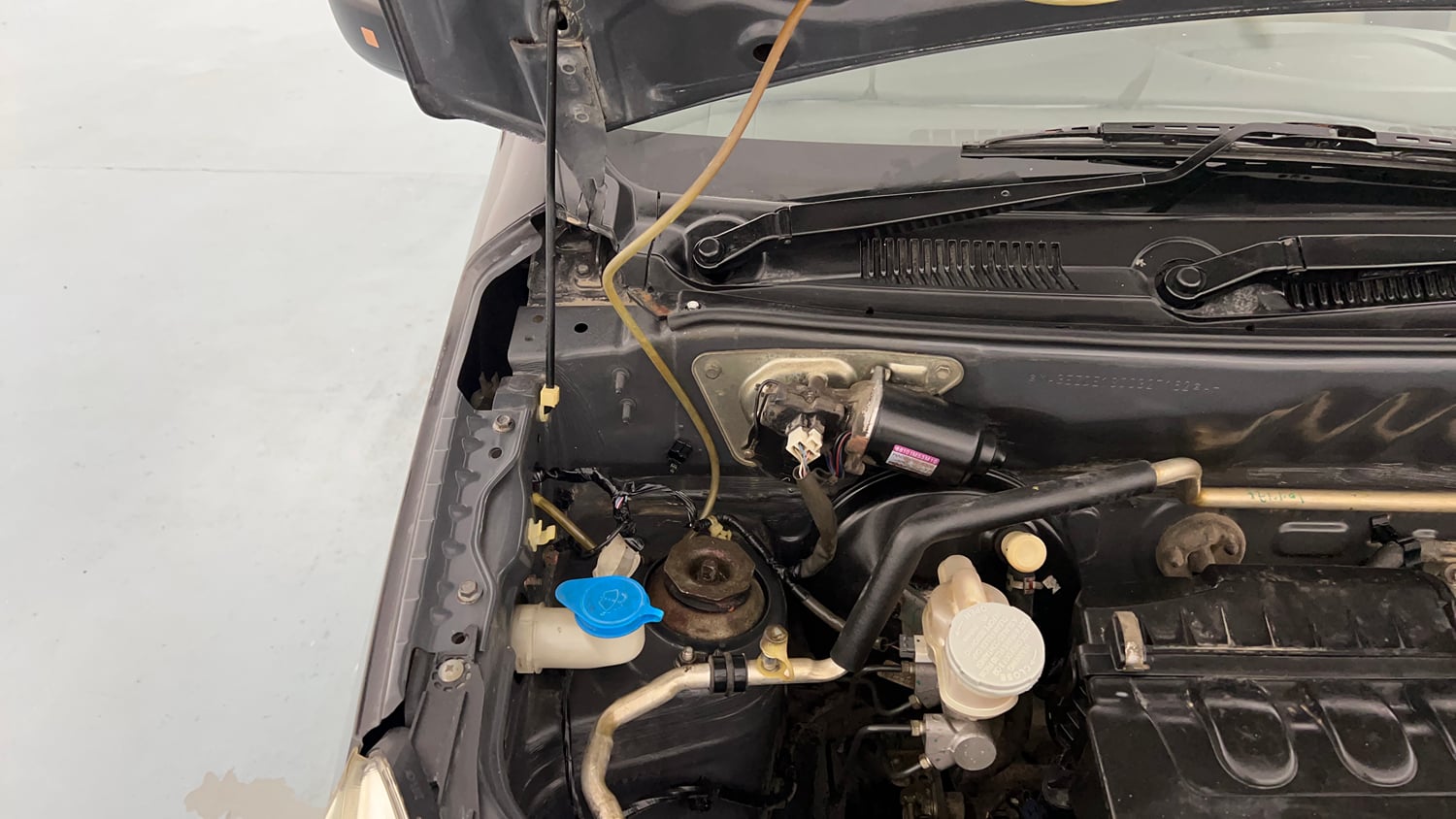 Used 2017 Maruti Suzuki Alto K10 VXi Petrol Manual engine ENGINE RIGHT SIDE HINGE & APRON VIEW