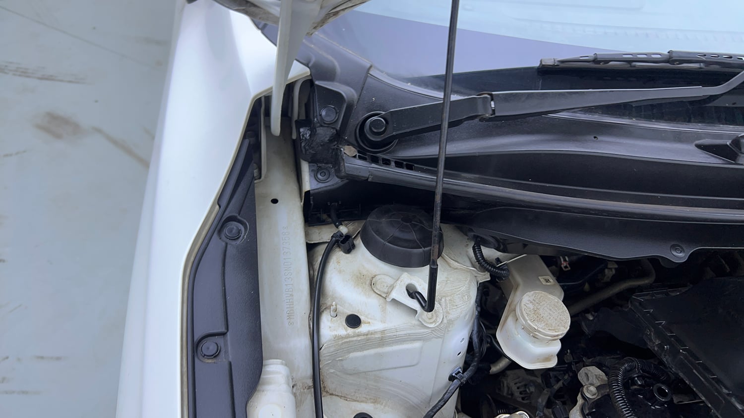 Used 2022 Maruti Suzuki Baleno Alpha MT Petrol Manual engine ENGINE RIGHT SIDE HINGE & APRON VIEW