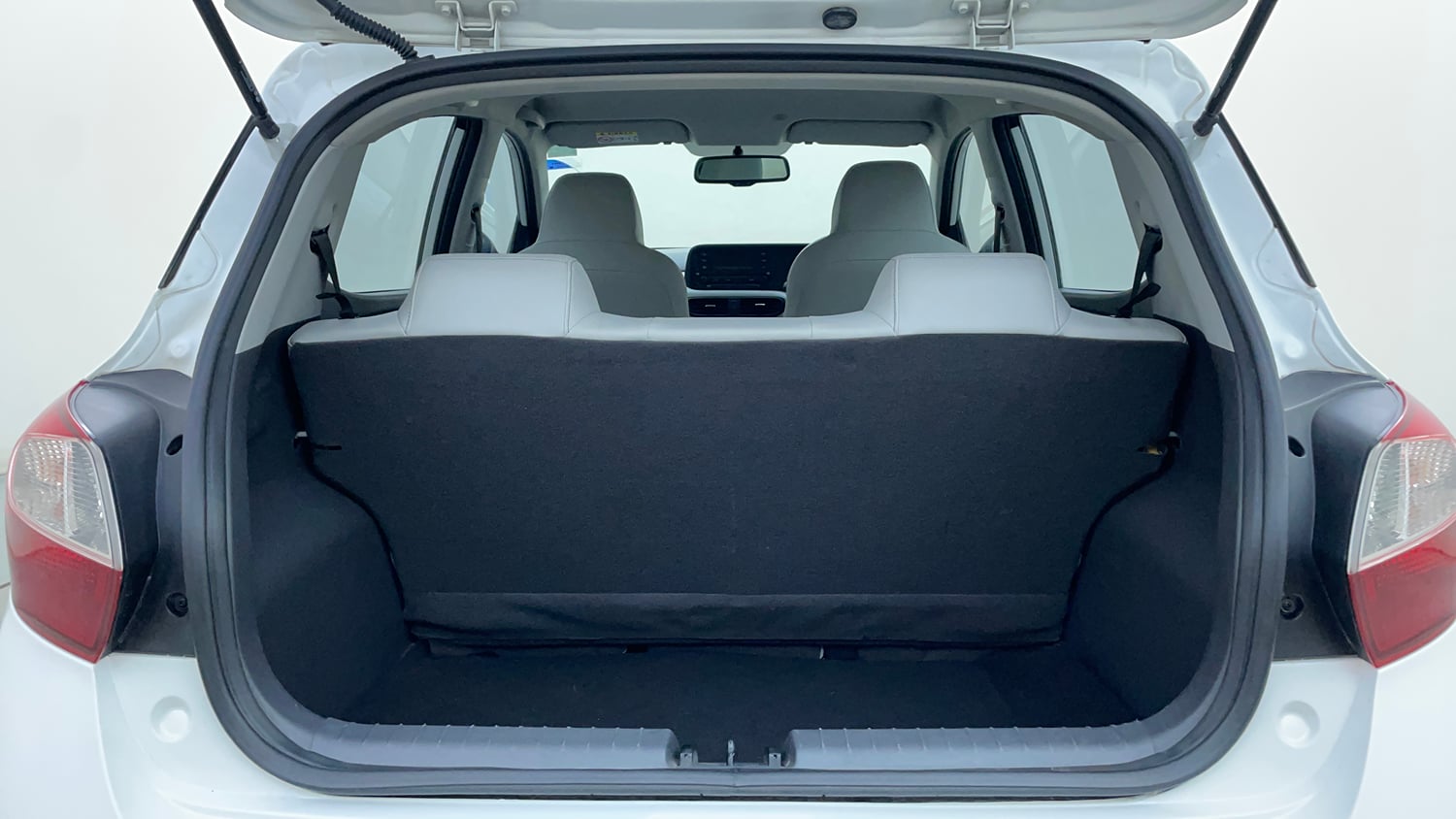 Used 2022 Hyundai Grand i10 Nios Magna 1.2 Kappa VTVT Petrol Manual interior DICKY INSIDE VIEW