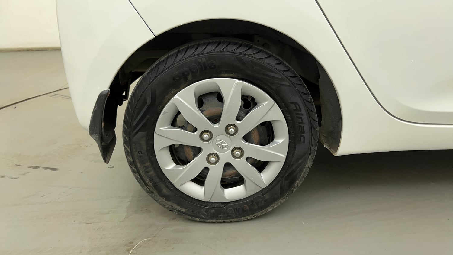 Used 2017 Hyundai Eon Magna + Petrol Manual tyres RIGHT REAR TYRE RIM VIEW