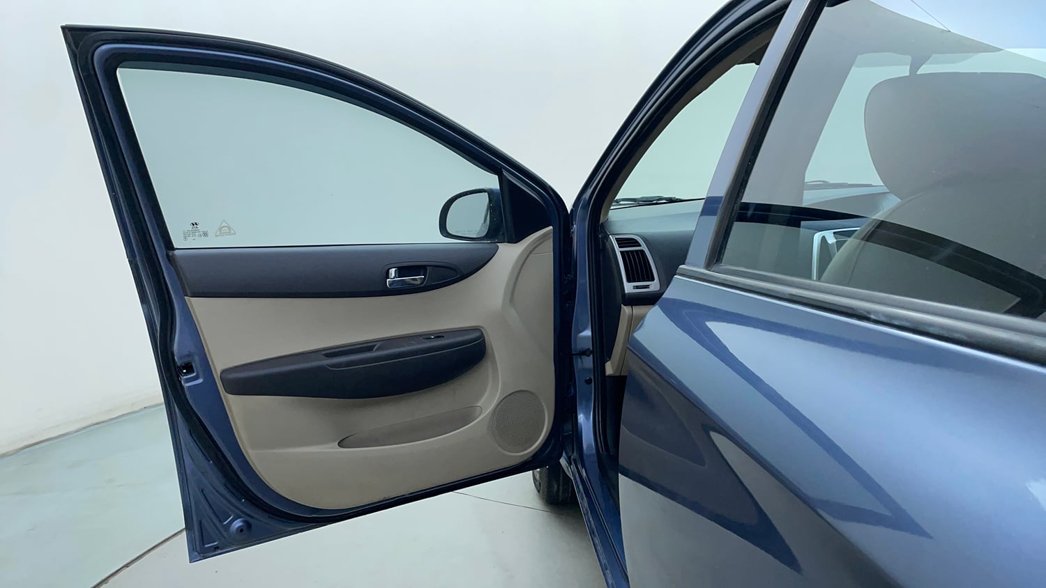 Used 2013 Hyundai i20 Magna (O) 1.2 Petrol Manual interior LEFT FRONT DOOR OPEN VIEW