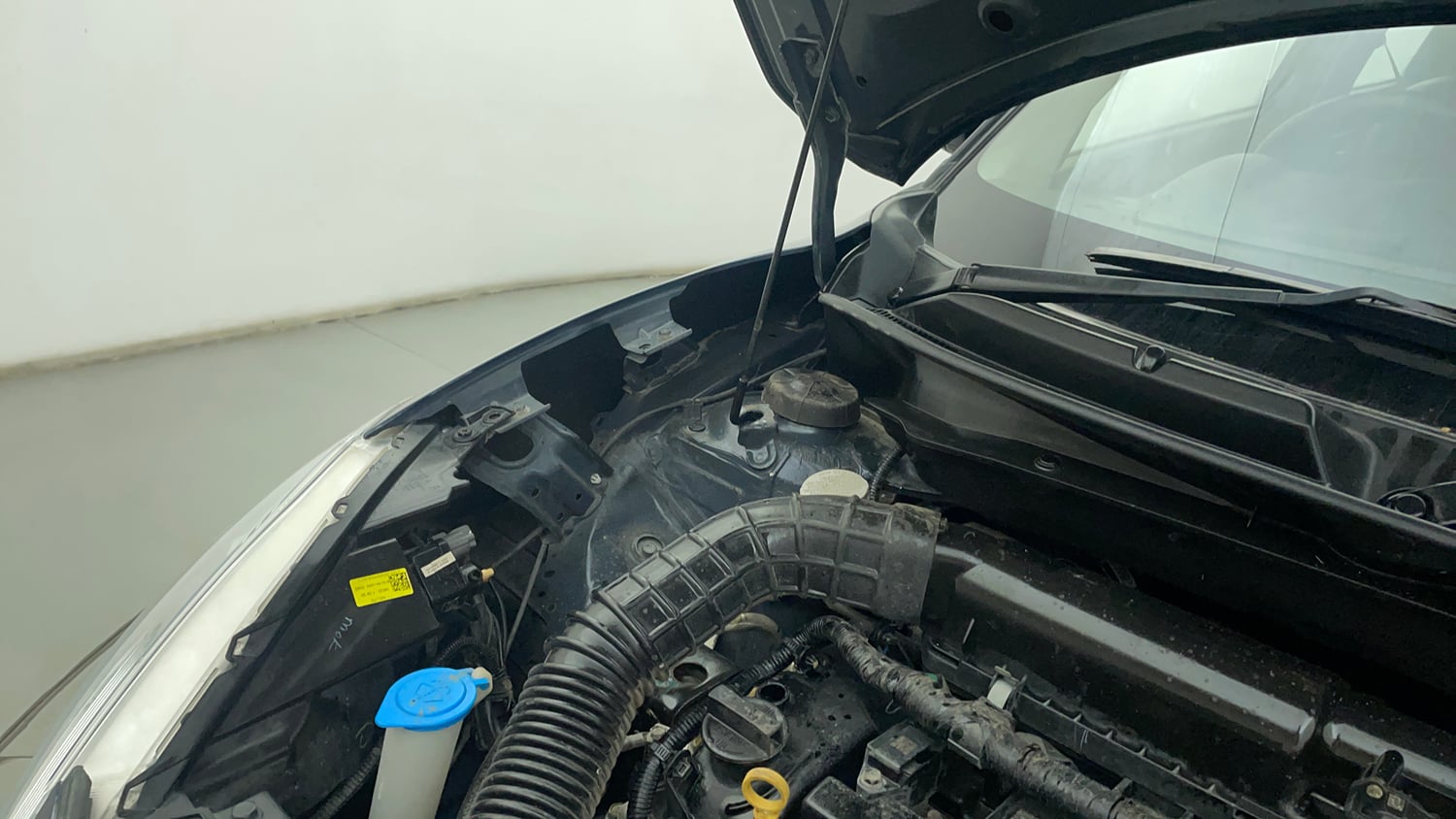 Used 2022 Maruti Suzuki Swift VXi Petrol Manual engine ENGINE RIGHT SIDE HINGE & APRON VIEW