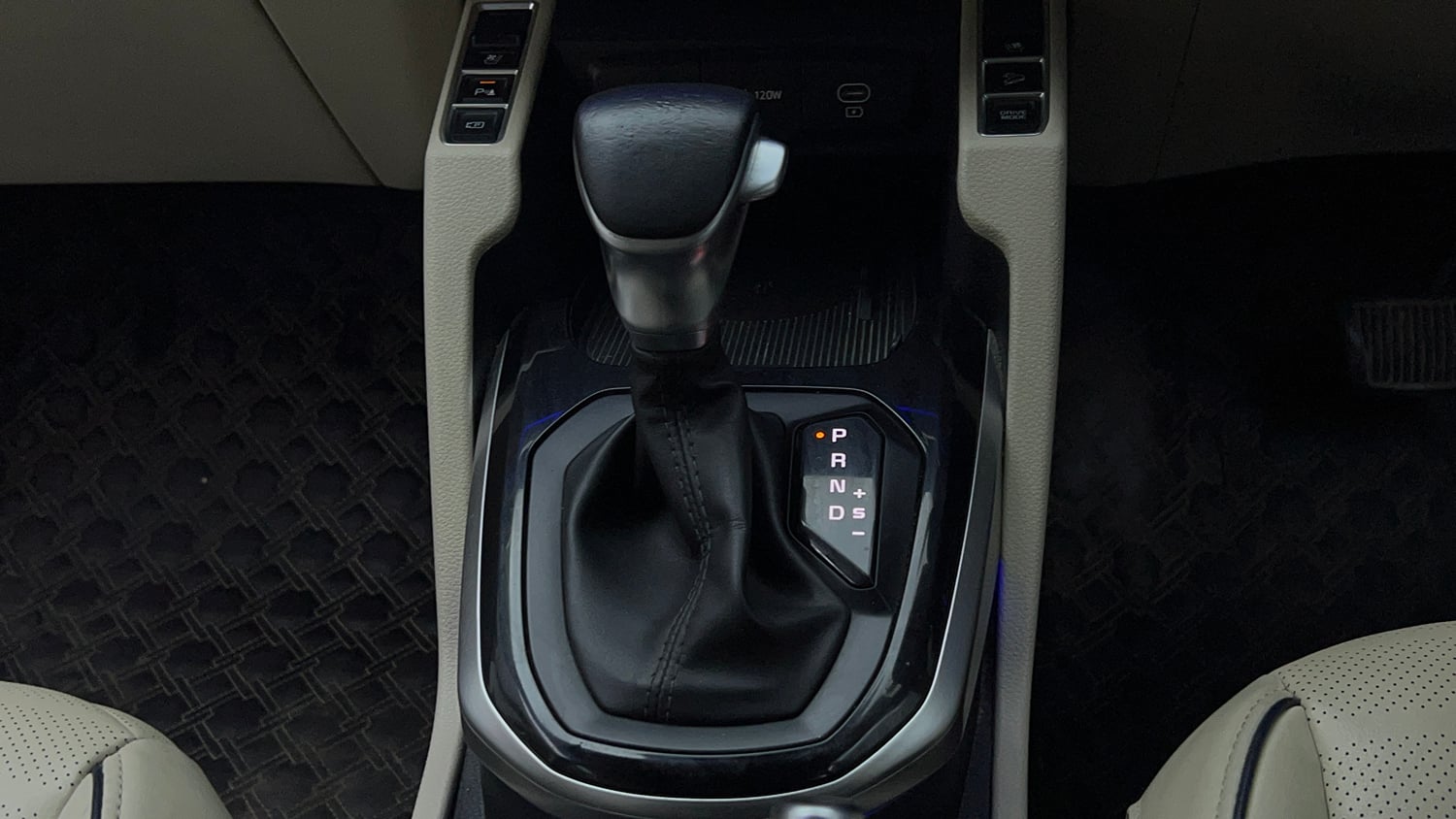 Used 2022 Kia Carens Luxury Plus 1.5 Diesel AT 7 STR Diesel Automatic interior GEAR  KNOB VIEW