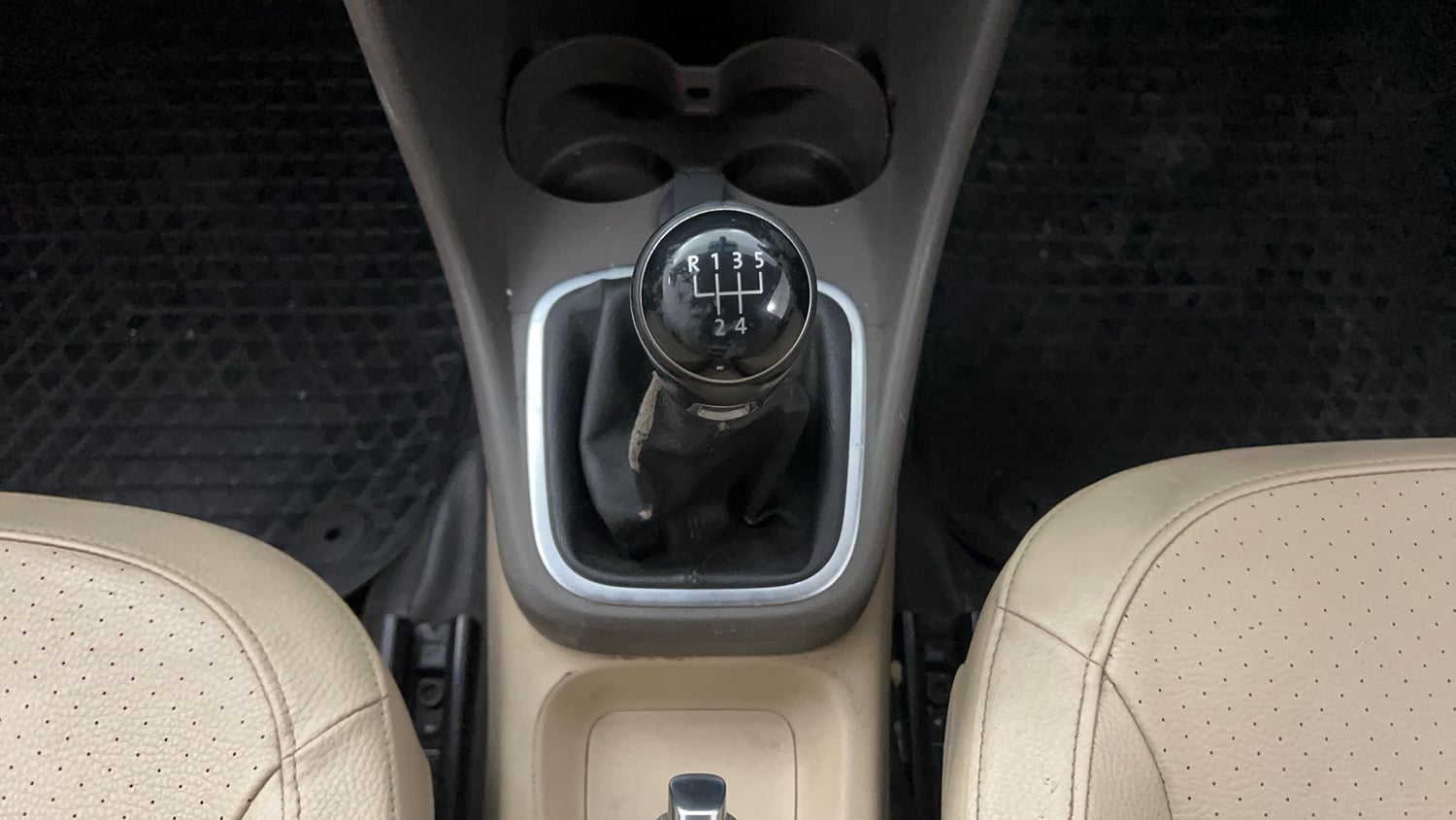 Used 2019 Volkswagen Vento Highline 1.5 (D) Diesel Manual interior GEAR  KNOB VIEW