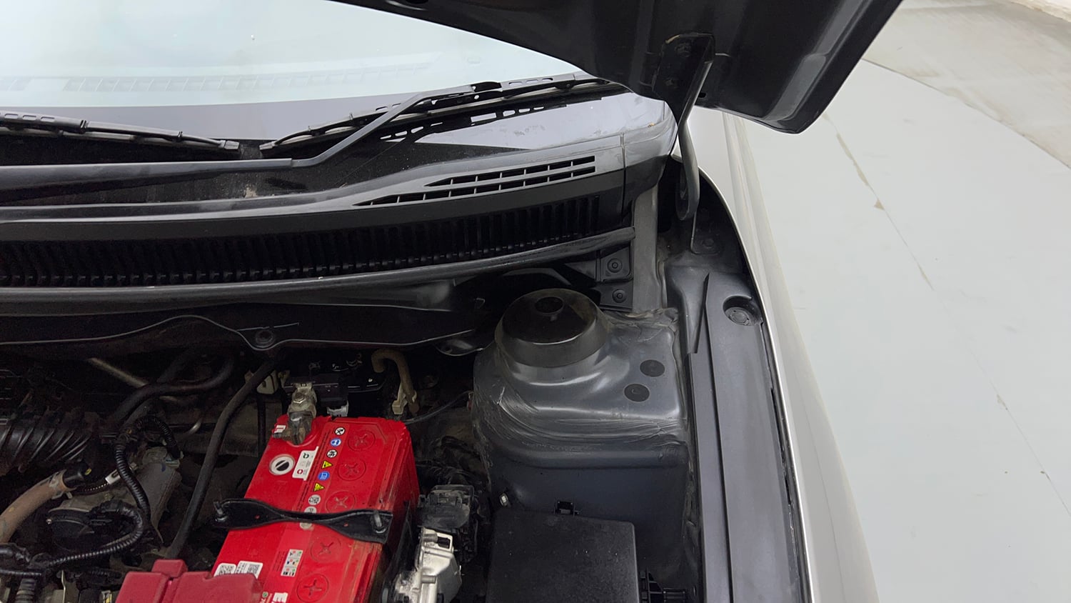 Used 2019 Maruti Suzuki Ciaz Sigma Hybrid 1.5 Petrol Manual engine ENGINE LEFT SIDE HINGE & APRON VIEW