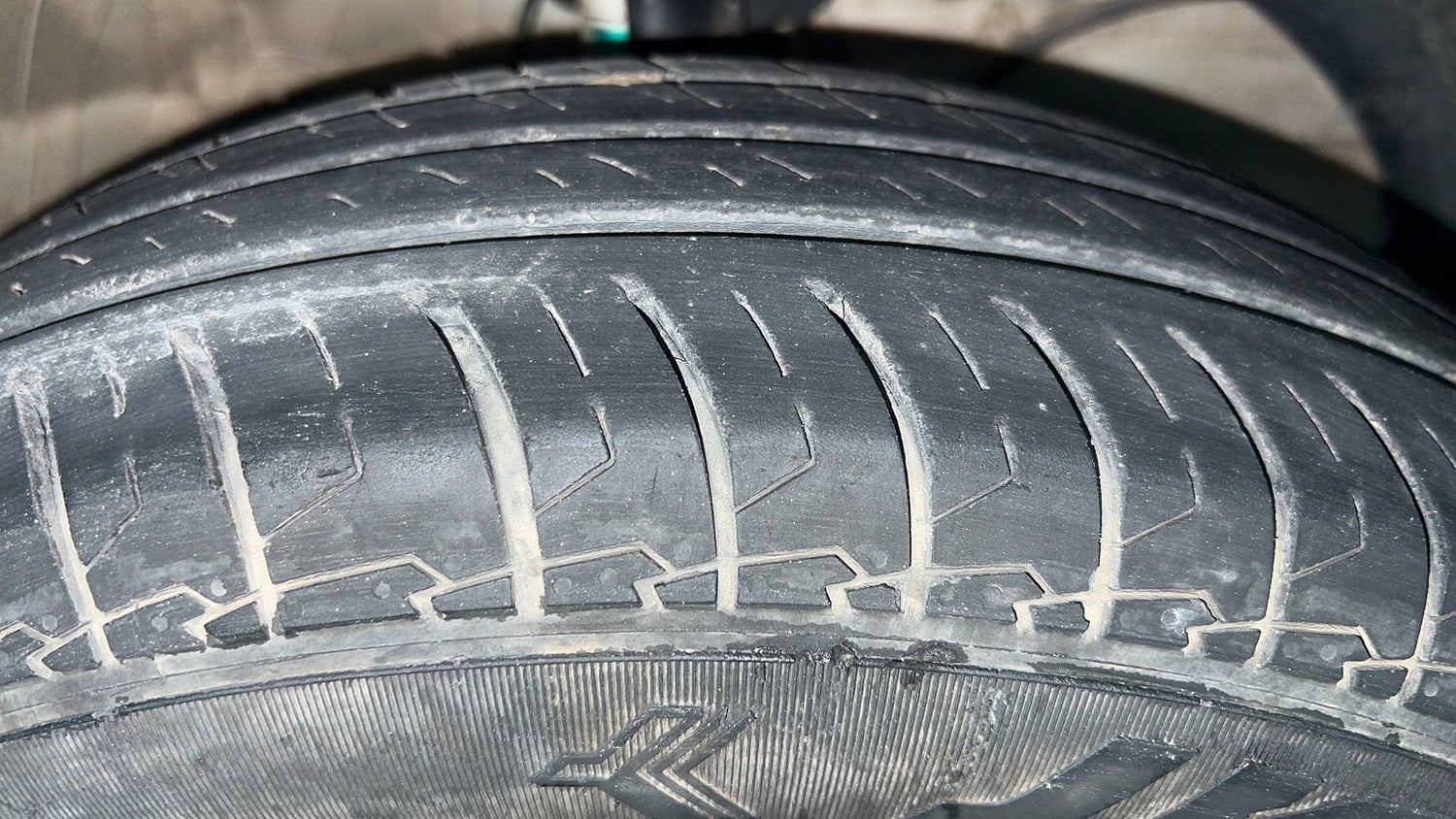 Used 2023 Maruti Suzuki Dzire VXi Petrol Manual tyres RIGHT FRONT TYRE TREAD VIEW