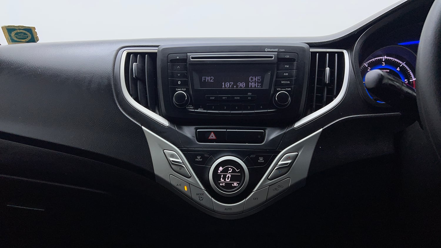 Used 2018 Maruti Suzuki Baleno Delta 1.3 Diesel Manual interior MUSIC SYSTEM & AC CONTROL VIEW