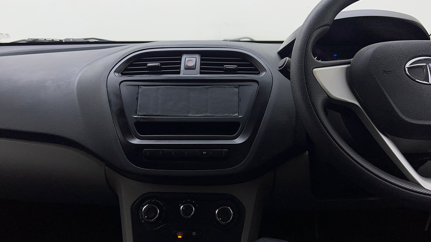 Used 2018 Tata Tiago Revotron XE Petrol Manual interior MUSIC SYSTEM & AC CONTROL VIEW