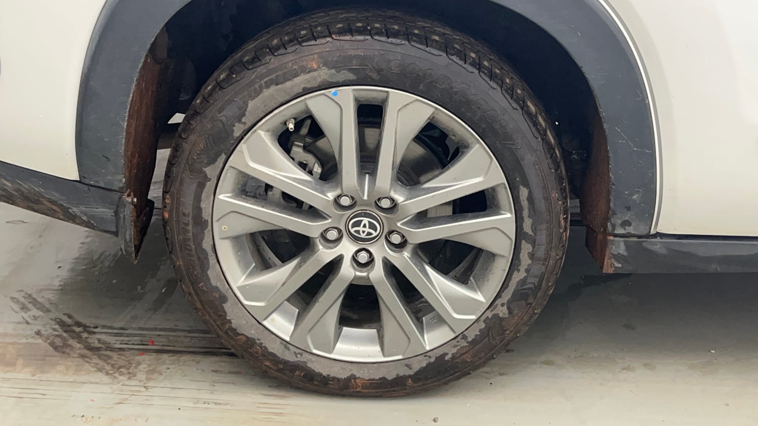 Used 2024 Toyota Innova Hycross ZX Hybrid 7 STR Hybrid Automatic tyres RIGHT REAR TYRE RIM VIEW