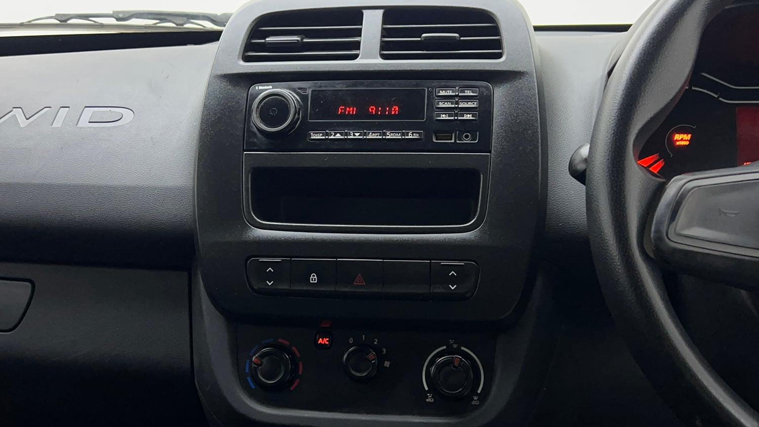 Used 2020 Renault Kwid RXL Petrol Manual top_features Integrated (in-dash) music system