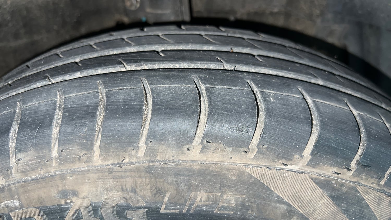 Used 2017 Maruti Suzuki Swift Lxi (O) Petrol Manual tyres RIGHT FRONT TYRE TREAD VIEW