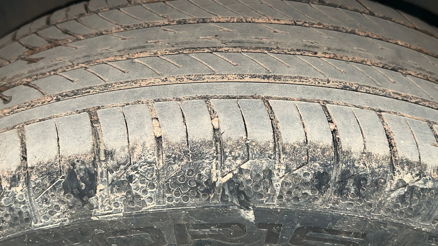 Used 2022 Renault Kiger RXT MT Petrol Manual tyres LEFT FRONT TYRE TREAD VIEW