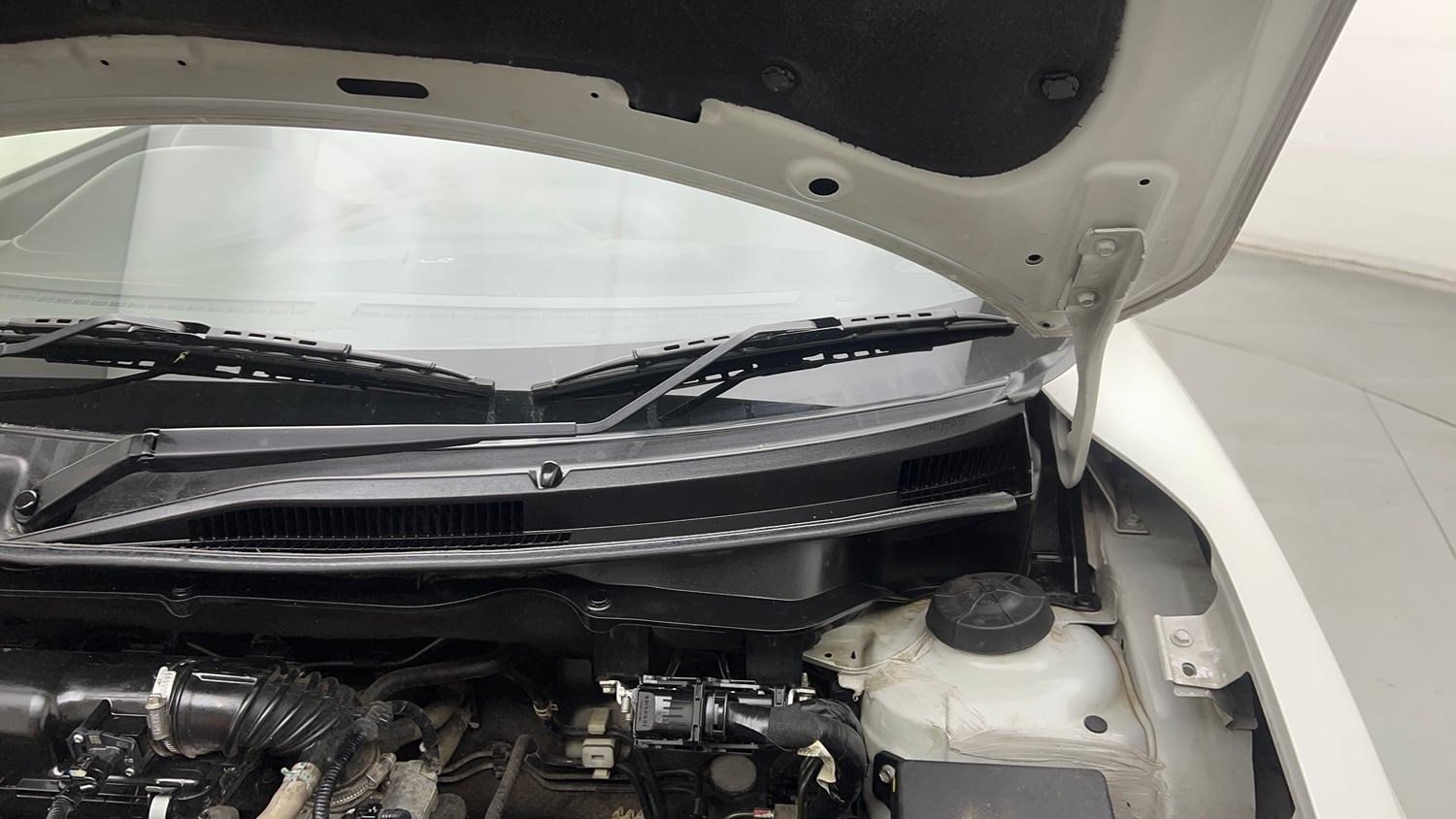 Used 2023 Maruti Suzuki Dzire VXi Petrol Manual engine ENGINE LEFT SIDE HINGE & APRON VIEW