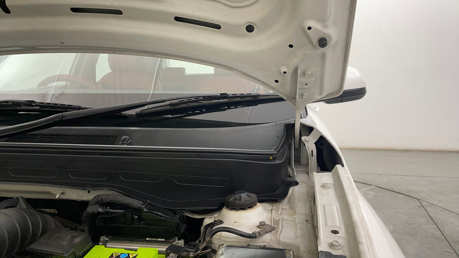 Used 2022 Hyundai Venue SX 1.5 CRDi Diesel Manual engine ENGINE LEFT SIDE HINGE & APRON VIEW