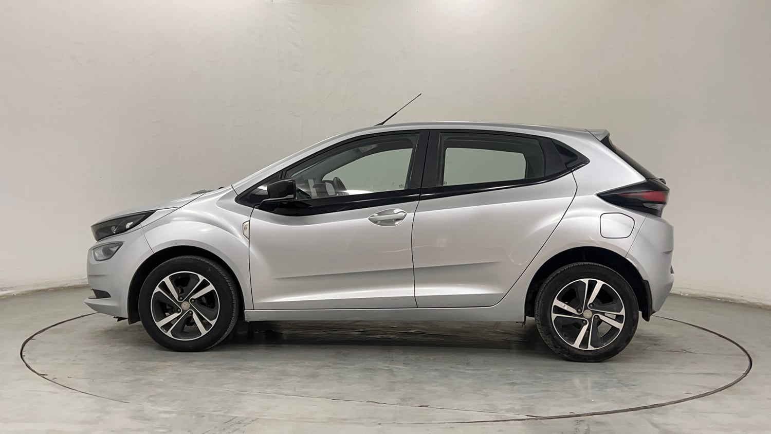 Used 2020 Tata Altroz XZ Petrol Petrol Manual exterior LEFT SIDE VIEW