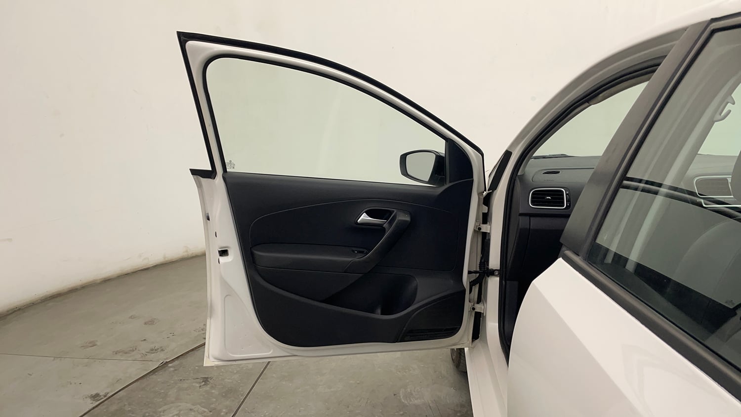 Used 2018 Volkswagen Polo Highline Plus 1.0 (P) 16 Alloy Petrol Manual interior LEFT FRONT DOOR OPEN VIEW