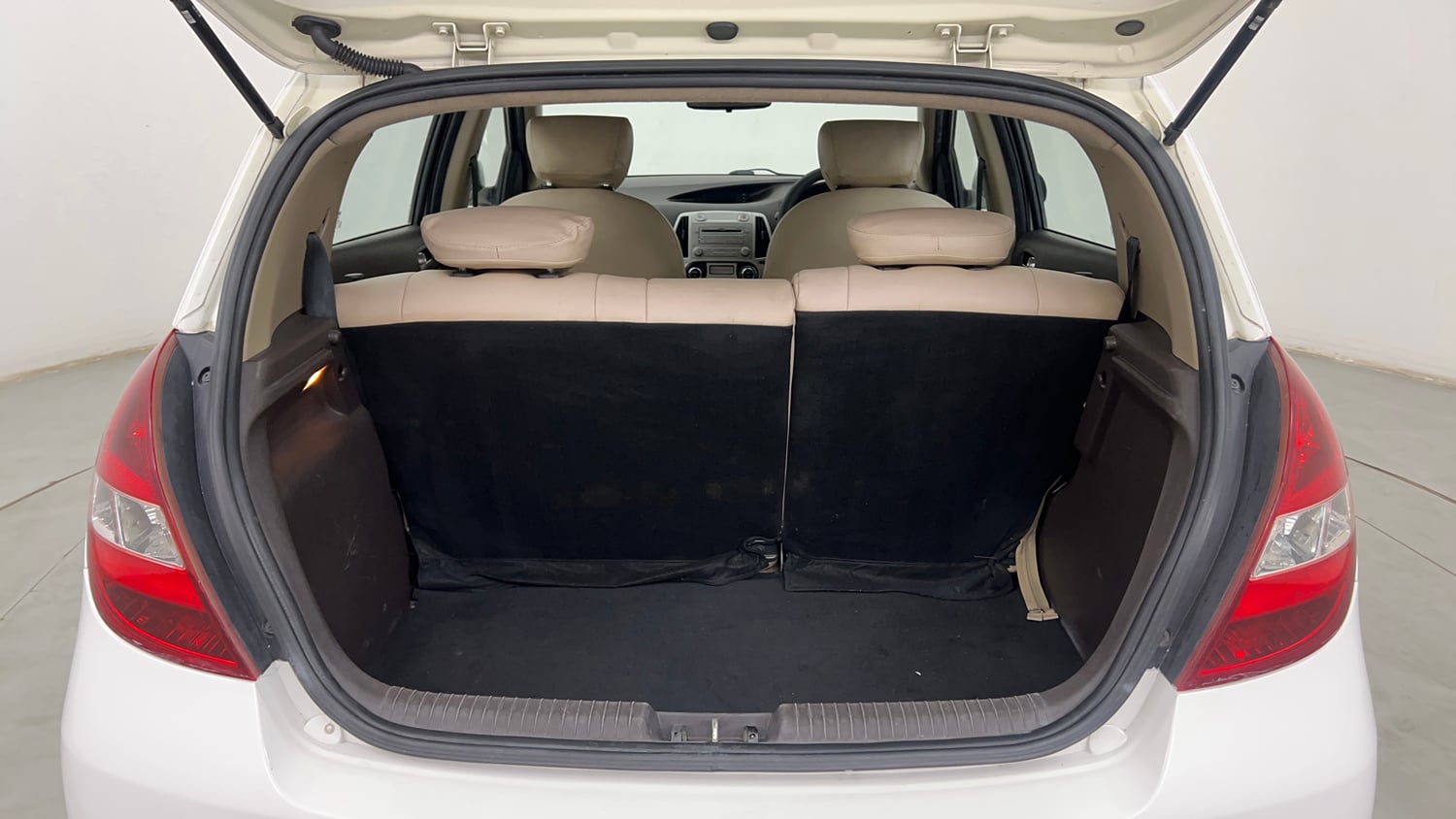 Used 2012 Hyundai i20 Sportz 1.2 BS-IV Petrol Manual interior DICKY INSIDE VIEW