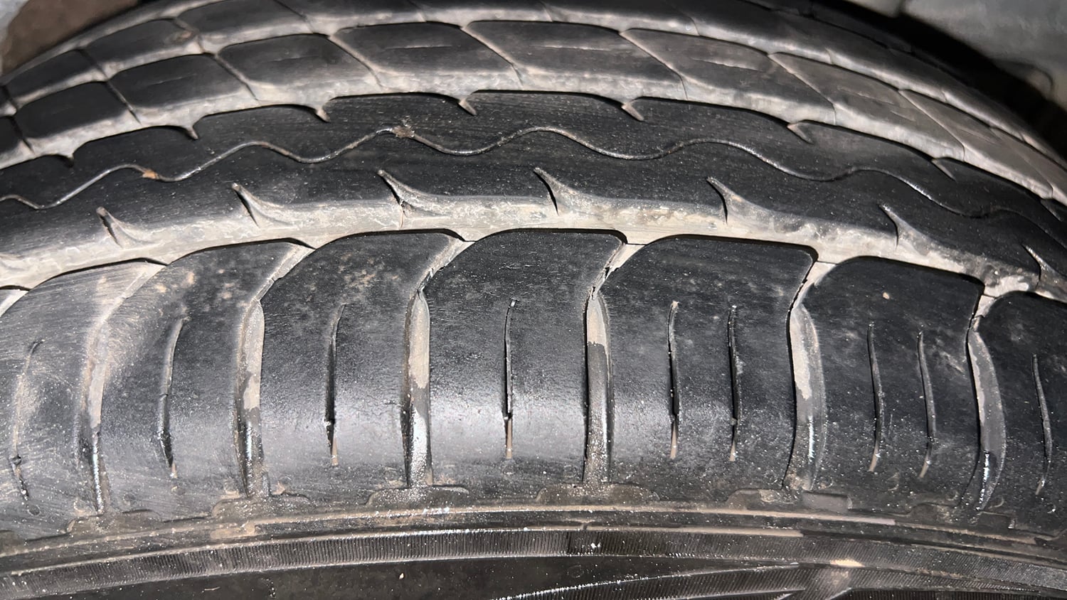 Used 2019 Hyundai Venue SX Plus 1.0 Turbo DCT Petrol Automatic tyres LEFT REAR TYRE TREAD VIEW