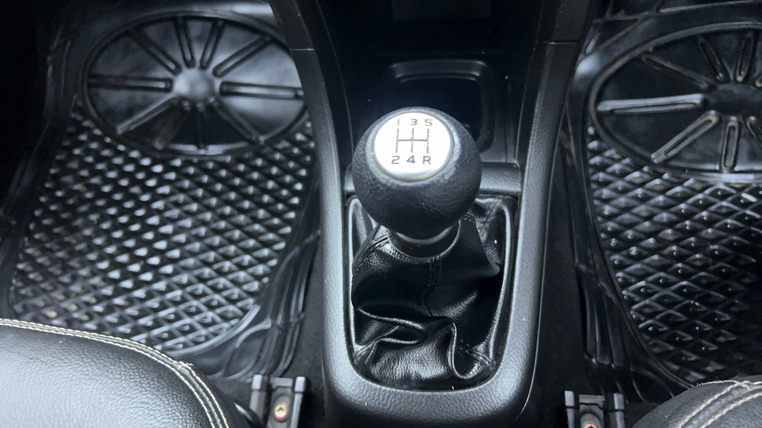 Used 2014 Maruti Suzuki Swift VXi Petrol Manual interior GEAR  KNOB VIEW