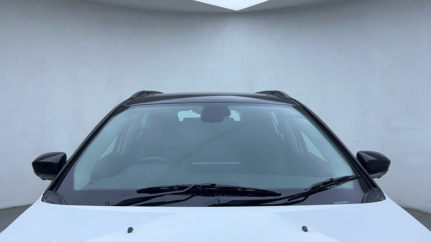 Used 2022 Jeep Meridian Limited (O) 4X2 AT Diesel Automatic exterior FRONT WINDSHIELD VIEW